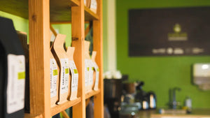 Blick in den Verkaufsraum der Bio-Kaffeerösterei Carles in Kaarst bei Düsseldorf