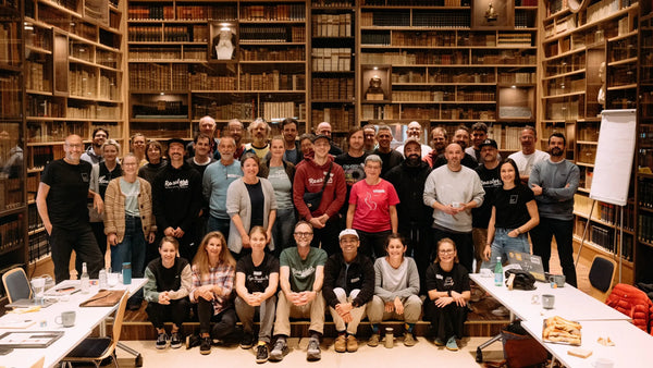 Die Mitglieder von Roasters United posieren für ein Foto und setzen sich für fairen Kaffee ein.