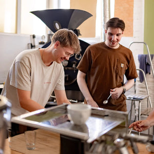 Teilnehmer und Barista Trainer verkosten Espresso in der Carlesd Kaffeerösterei in Kaarst.