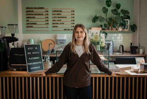 Alina, Mitarbeiterin im Café und Barista bei der CARLES Kaffeerösterei bei Neuss.