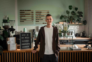 Jan ist unser Röstmeister und röstet unseren fairen Bio-Kaffee mit viel Leidenschaft und Erfahrung.