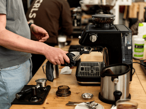Detailaufnahme einer professionellen Espressozubereitung