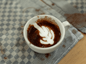Frisch zubereiteter Cappuccino mit Anfänger Latte Art