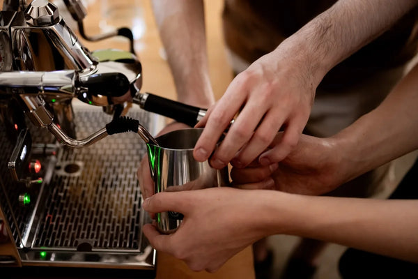 Headerbild für die Kaffeeschule der CARLES Kaffeerösterei in Kaarst, wo man einen Barista Kurs buchen kann.