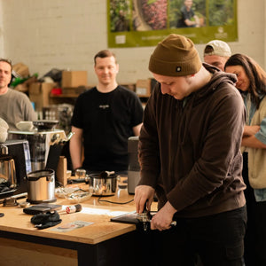 Barista-Trainer zeigt die Zubereitung von Espresso und Cappuccino im Barista Kurs der CARLES Kaffeeschule
