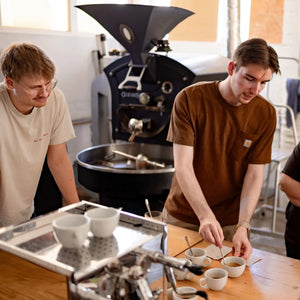 Teilnehmer des Barista Kurs bei Düsseldorf verkosten Espresso.