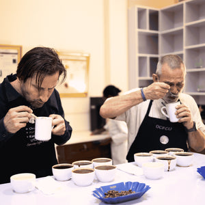 Teilnehmer vergleichen verschiedene Kaffees bei einem öffentlichen Cupping in Kaarst bei Düsseldorf.