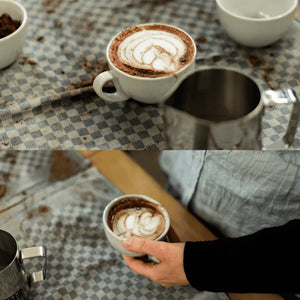 Erste Gießversuche von frisch zubereitetem Cappuccino mit Latte Art und cremigem Milchschaum