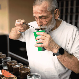 Kaffeeverkostung Düsseldorf, mit professioneller Cupping-Technik zur Beurteilung von Specialty Coffee.