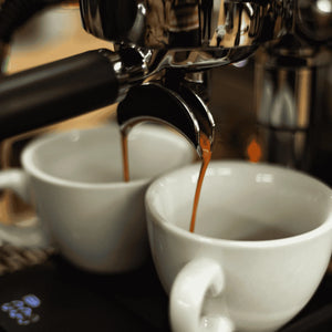 Frisch extrahierter Espresso läuft während des Barista Kurs für Fortgeschrittene aus der Siebträgermaschine in die Tasse.