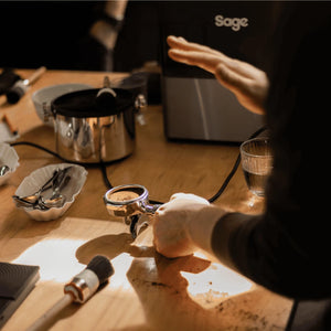 Teilnehmer lernen, wie sie den Siebträger vorbereiten und ihre Espresso-Extraktion optimieren.