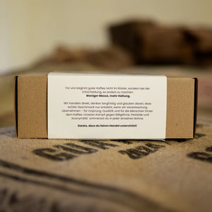 Geschenkbox mit frisch geröstetem Bio-Kaffee zum Geburtstag.