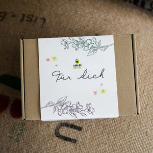 Geschenkbox „Für Dich“ mit individuell wählbarem Bio-Kaffee aus der CARLES Kaffeerösterei.