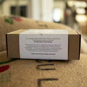 Liebevoll verpackte Geschenkbox mit Specialty Coffee als nachhaltiges Geschenk für Familie, Freund:e, Kollegen