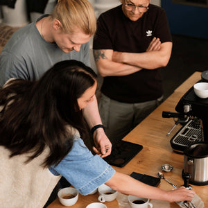 Teilnehmer eines Barista Kurses in der CARLES Bio-Kaffeerösterei in Kaarst bei Düsseldorf