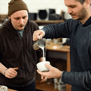 Barista Trainer erklärt das richtige Milchschäumen für Latte Art
