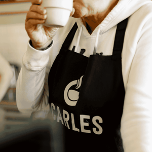 Mitarbeiterin der CARLES Kaffeerösterei probiert frisch gerösteten Bio Specialty Coffee bei einer Kaffeeverkostung